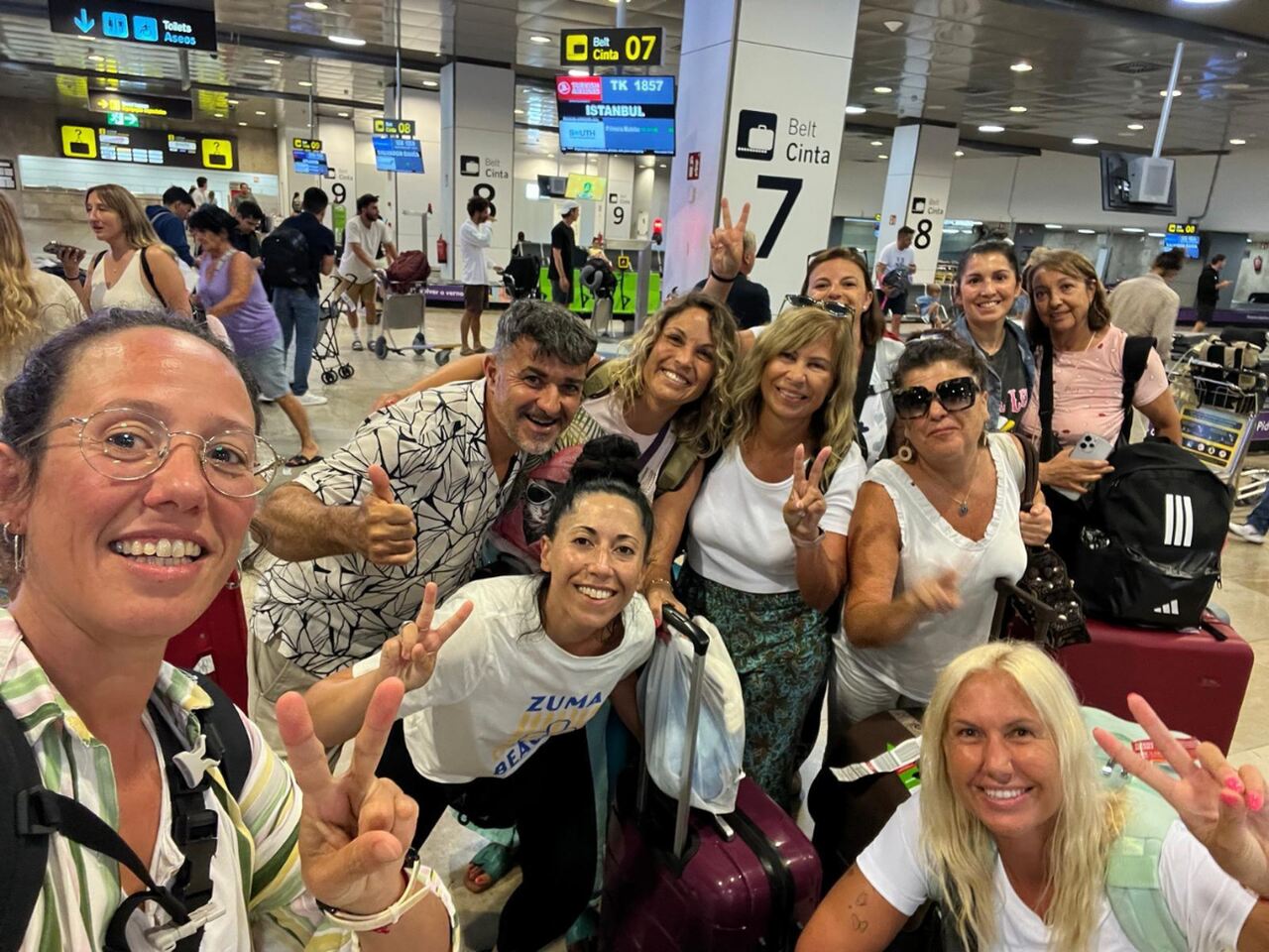 Grupo Himba brindando