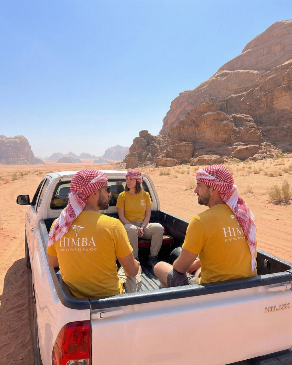 Grupo explorando Petra Mayo